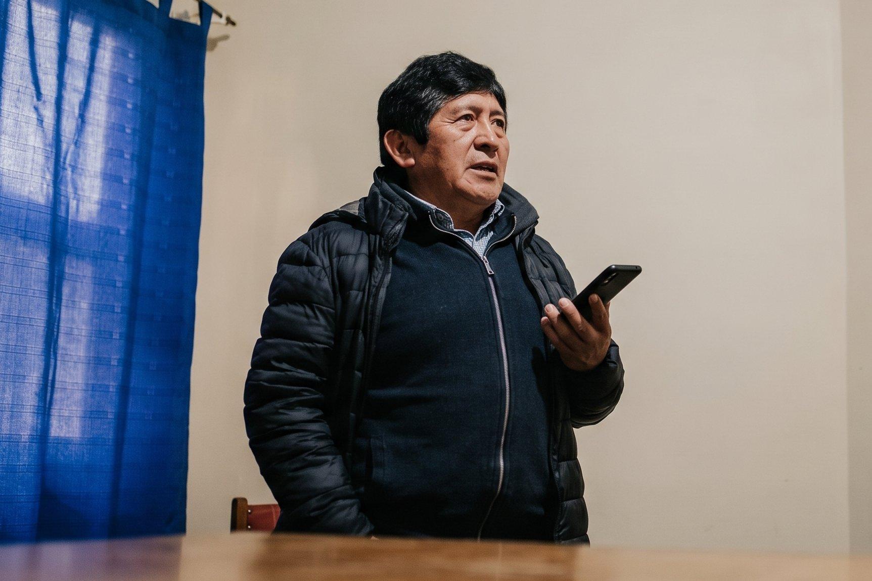 Hablante de mapuzungun grabando su voz en un teléfono